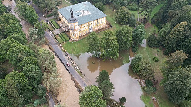 Zámek Linhartovy na Krnovsku částečně zaplavila velká voda z blízké řeky Opavice. Dostala se například do sklepa a poničila park i silnici. (18. září 2024)