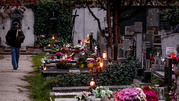 Začátkem listopadu lidé míří ke hrobům, aby zavzpomínali na své blízké.