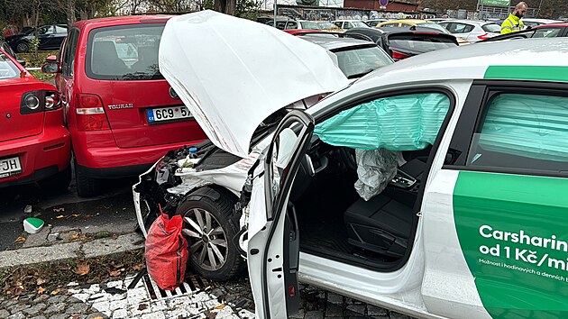 Řidič sdíleného automobilu naboural na pražském Strahově dalších osm aut, z místa nehody utekl. (14. listopadu 2024)