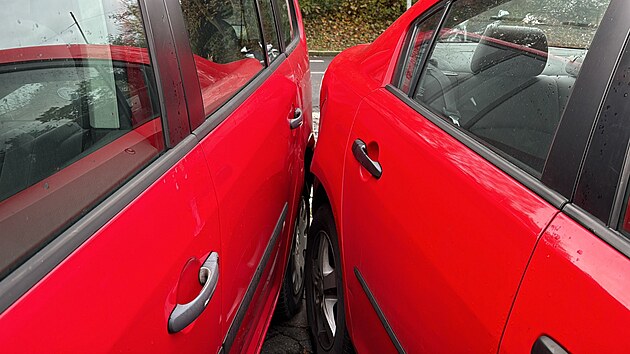 Řidič sdíleného automobilu naboural na pražském Strahově dalších osm aut, z místa nehody utekl. (14. listopadu 2024)
