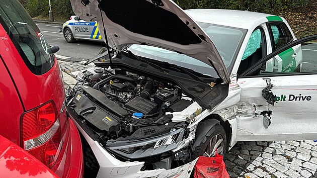 Řidič sdíleného automobilu naboural na pražském Strahově dalších osm aut, z místa nehody utekl. (14. listopadu 2024)