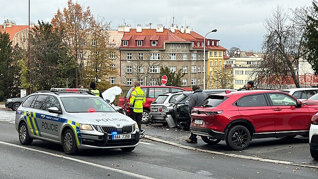 Řidič sdíleného automobilu naboural na pražském Strahově dalších osm aut, z místa nehody utekl. (14. listopadu 2024)