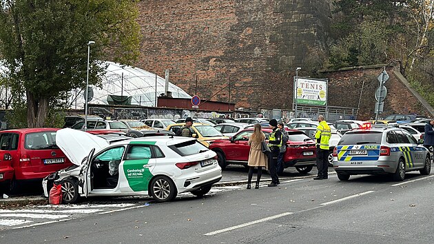 Řidič sdíleného automobilu naboural na pražském Strahově dalších osm aut, z místa nehody utekl. (14. listopadu 2024)