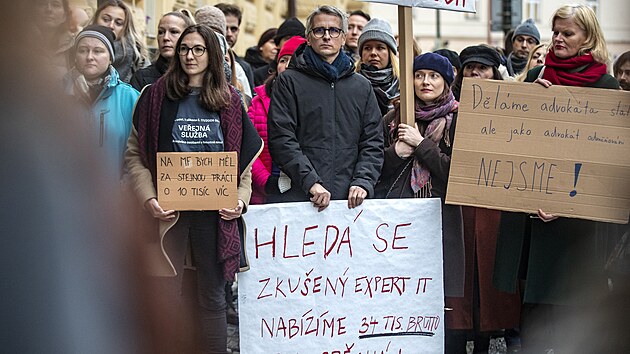 Stovka lidí protestovala proti nedostatečným platům 14. 11. 2024 před ministerstvem spravedlnosti v Praze.