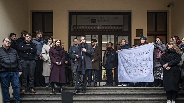 Stovka lidí protestovala proti nedostatečným platům 14. 11. 2024 před ministerstvem spravedlnosti v Praze.