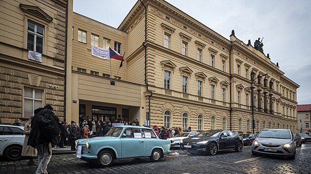 Stovka lidí protestovala proti nedostatečným platům 14. 11. 2024 před ministerstvem spravedlnosti v Praze. Při protestu demonstrativně projela kolem ministerstva Tesla tažená Trabantem.