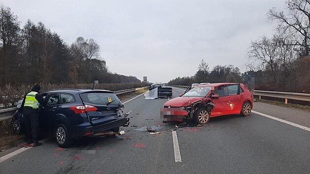 Vířivka v Pardubicích způsobila nehodu čtyř vozidel. (17. listopadu 2024)