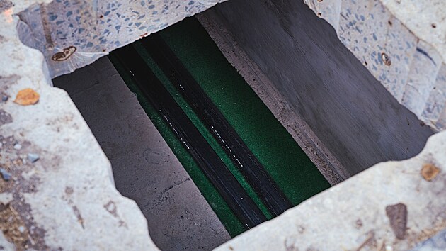 Dělníci odhalili části mostu, které jsou většinou skryté. Oprava začala v červnu a hotovo má být za rok. (říjen 2024)