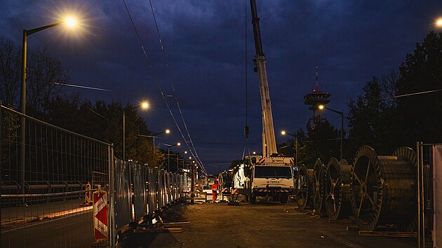 Dělníci odhalili části mostu, které jsou většinou skryté. Oprava začala v červnu a hotovo má být za rok. (říjen 2024)