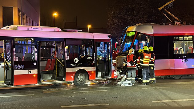 V pražské Libni se srazil autobus s tramvají. (12. listopadu 2024)
