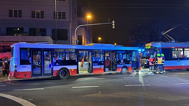 V pražské Libni se srazil autobus s tramvají. (12. listopadu 2024)