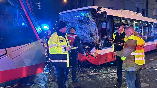 V pražské Libni se srazil autobus s tramvají. (12. listopadu 2024)