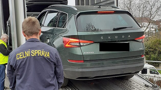 Policie zabavila skupině také několik aut.