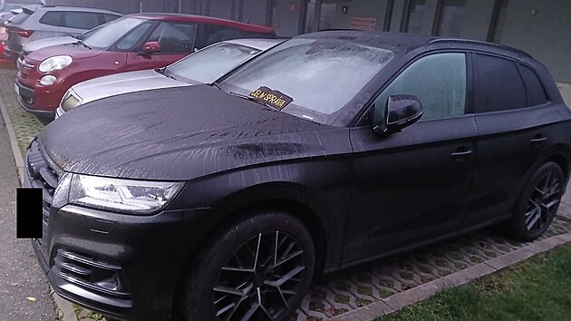 Policie zabavila skupině také několik aut.