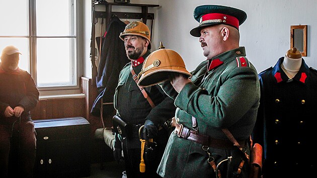 V bývalé škole ve Slověnicích zřídil historický spolek repliku četnické stanice. Prvorepublikovou uniformu oblékl Pavel Šrámek (vpravo), jeho kolega má na sobě rakousko-uherskou.