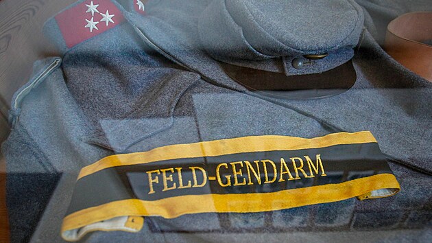 Četnictvo (také se dříve říkalo žandarmerie) je součástí tradiční koncepce bezpečnosti státu. Příslušník četnictva se označuje jako četník či žandár. A toto označení vychází z francouzštiny, protože slovo „žandár“ a „žandarmerie“ pochází z francouzského gendarme, gendarmérie a vzniklo z les gens d’arm, doslova „lidé zbraně“. Slovo „četník“ a „četa“ bylo do češtiny přijato v 19. století ze srbochorvatštiny, v češtině pak byl odvozen druhý pojem četař jako vojenská hodnost.