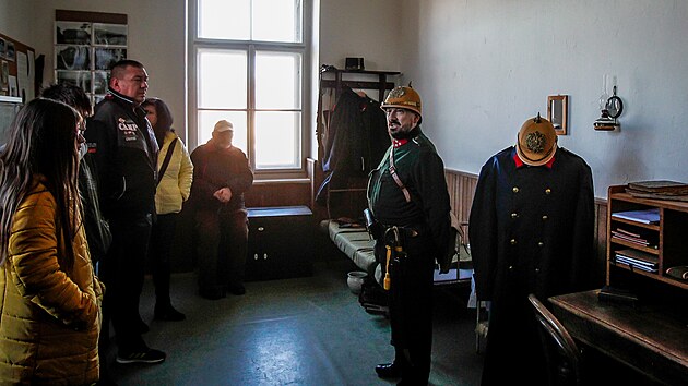 Spolek představuje lidem i četnictvo za dob Rakouska-Uherska. Ve škole je také ukázané, jak vypadaly služebny či uniformy ještě za monarchie.