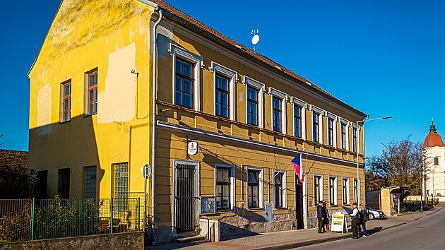Budovu bývalé školy, kde je dnes muzeum či repliky četnických stanic, najdete na hlavní silnici z Lišova směrem na Lomnici nad Lužnicí hned u kostela.
