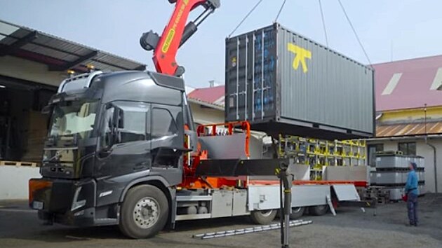 Bateriové úložiště pro uskladnění energie z fotovoltaických panelů umístila toužimská firma OK STS do lodního kontejneru.