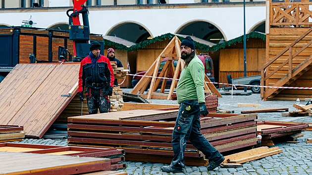 Na olomouckém Horním náměstí už je v plném proudu příprava oblíbených vánočních trhů.