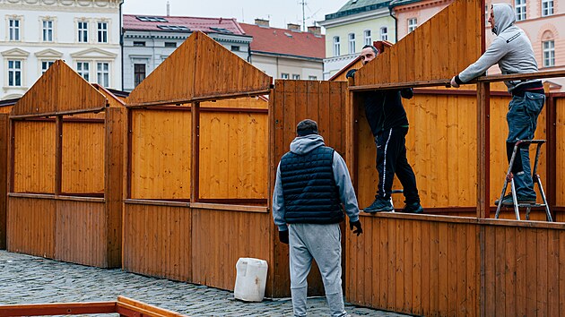Na olomouckém Horním náměstí už je v plném proudu příprava oblíbených vánočních trhů.