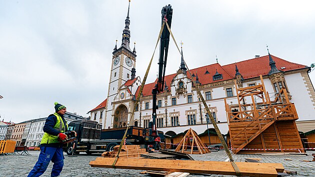 Na olomouckém Horním náměstí už je v plném proudu příprava oblíbených vánočních trhů.