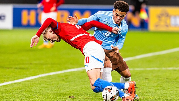 Český záložník Adam Karabec v odvetě baráže s Belgií.