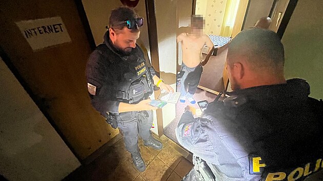 Policisté kontrolují ubytovny v Plzni.