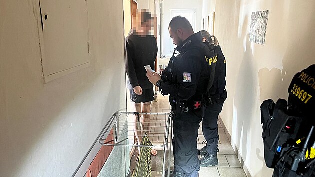 Policisté kontrolují ubytovny v Plzni.