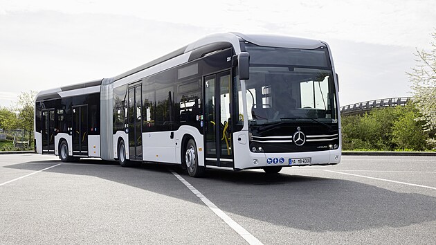V Plzni zkoušejí kloubový elektrobus značky Mercedes.