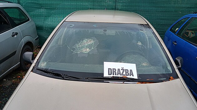 Podruhé se v Karlových Varech uskutečnila dražba aut, která hyzdila ulice města. Jednadvacet vozidel se prodalo za téměř 28 tisíc korun. (18. listopadu 2024)