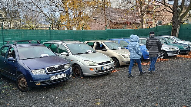Podruhé se v Karlových Varech uskutečnila dražba aut, která hyzdila ulice města. Jednadvacet vozidel se prodalo za téměř 28 tisíc korun. (18. listopadu 2024)