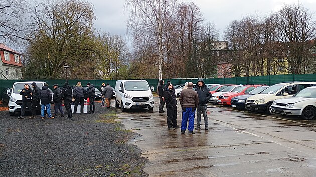 Podruhé se v Karlových Varech uskutečnila dražba aut, která hyzdila ulice města. Jednadvacet vozidel se prodalo za téměř 28 tisíc korun. (18. listopadu 2024)
