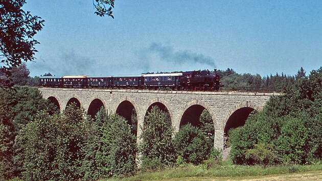 Nostalgická souprava na trati mezi Kolínem a Ledečkem na viaduktu přes říčku Polepku (květen 2000)