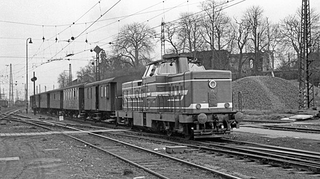 Karkulka T444.165 v čele osobního vlaku Os 3710 z Ledečka vjíždí do stanice Kolín (20. března 1968).