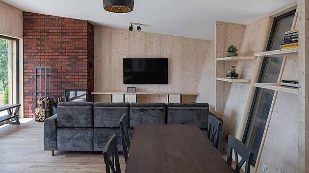 Dominantním prvkem interiéru hlavního obytného prostoru je šikmá stěna s oknem.