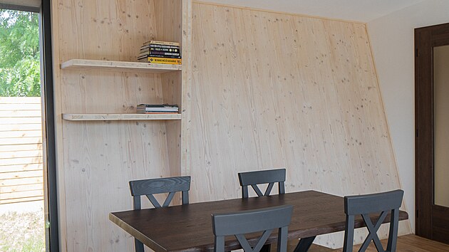 A důmyslně vymyšlenými policemi na knihy a dekorace.