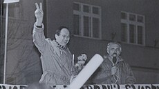 Stanislava Devátého při návratu do Zlína vítá člen KC OF Ivan Kalina....