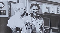 Předvolební agitace OF v květnu 1990, členové KC OF František Bobák (vlevo) a...