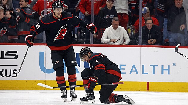 Shayne Gostisbehere (v pokleku) a Martin Nečas jásají po gólu Caroliny.