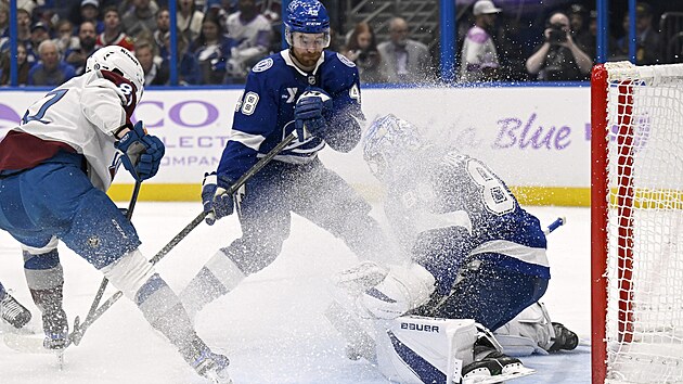 Ivan Ivan z Colorada v šanci před brankou Tampy.