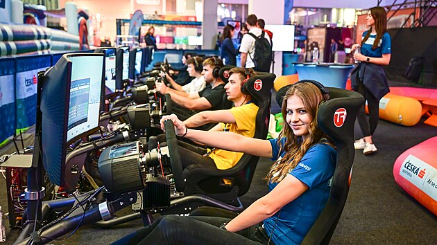 Součástí festivalu Life! je hala plná počítačových her.