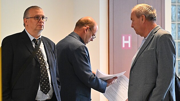 U Městského soudu v Brně stanuli další čtyři lidé a firma obvinění v kauze Stoka II. Zleva Milan Dedík, Jaroslav Pánek a Pavel Hvozdenský. (21. listopadu 2024)