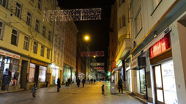 Jednoduché světelné řetězy slouží místo poruchových girland jako dočasné řešení vánoční výzdoby v centru Brna.