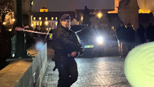 Turista nepřežil pád za Karlova mostu. (27. listopadu 2024)