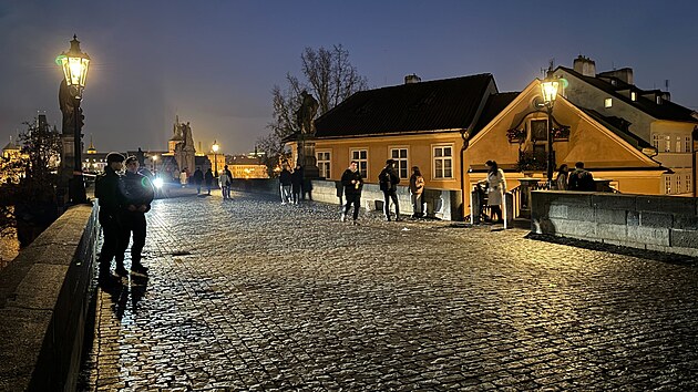 Turista nepřežil pád za Karlova mostu. (27. listopadu 2024)
