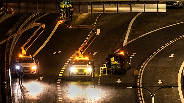 Barrandovský most v Praze se po dvouleté rekonstrukci znovu kompletně otevřel. Na snímku poslední zatěžkávací zkoušky. (24. listopadu 2024)