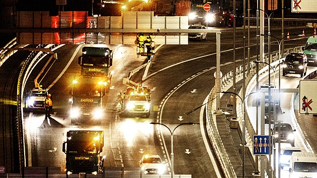 Řidiči po Barrandovském mostě mohou jezdit po dvouleté rekonstrukci opět bez omezení. Na snímku poslední zatěžkávací zkoušky. (24. listopadu 2024)