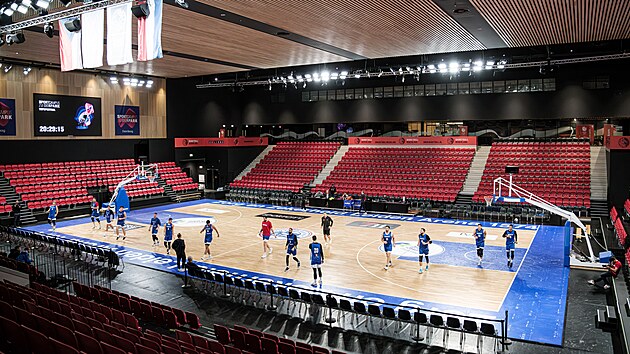 Čeští basketbalisté na tréninku v hale, která je součástí sportovního kampusu...