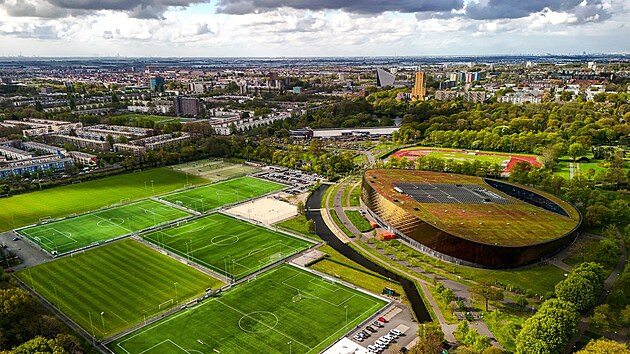 Letecký pohled na sportovní kampus Zuiderpark ve stejnojmenné rekreační oblasti...